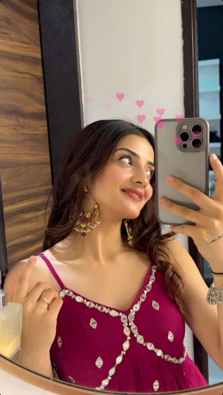 Cute-Girls-Selfie-DP