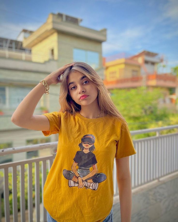 Stylish-Casual-Girl-DP