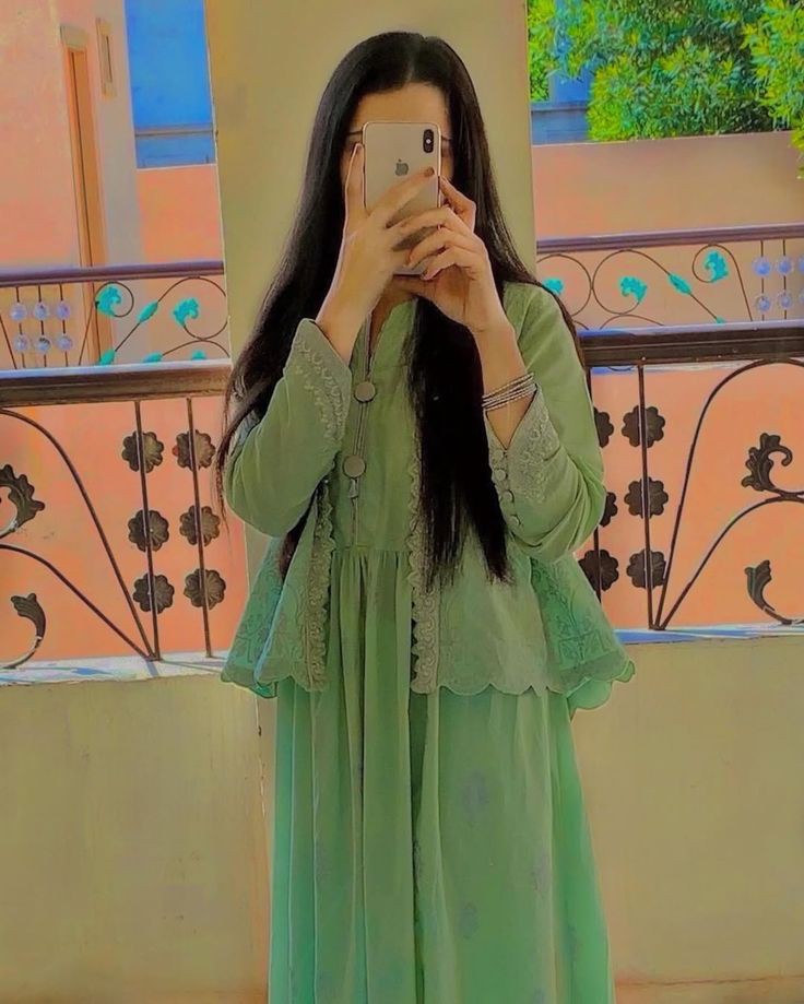 Trendy-Fashion-Girl-Pic