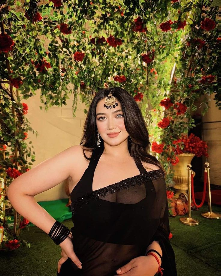 attitude-girl-dp-saree