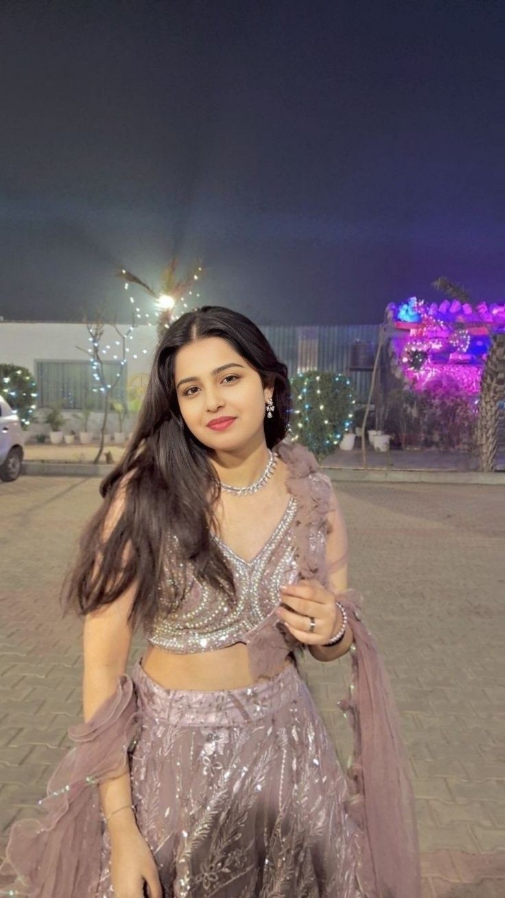 black-saree-girl-dp-hidden-face-for-instagram