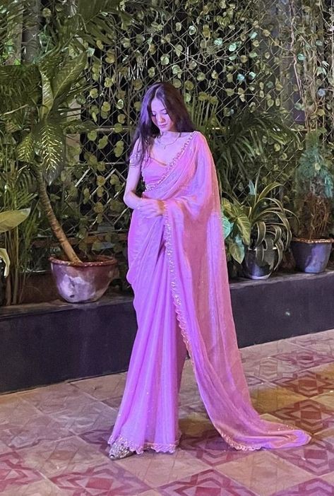 hot-saree-girl-dp-for-instagram