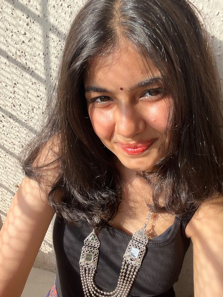 real-simple-girl-image-back-side