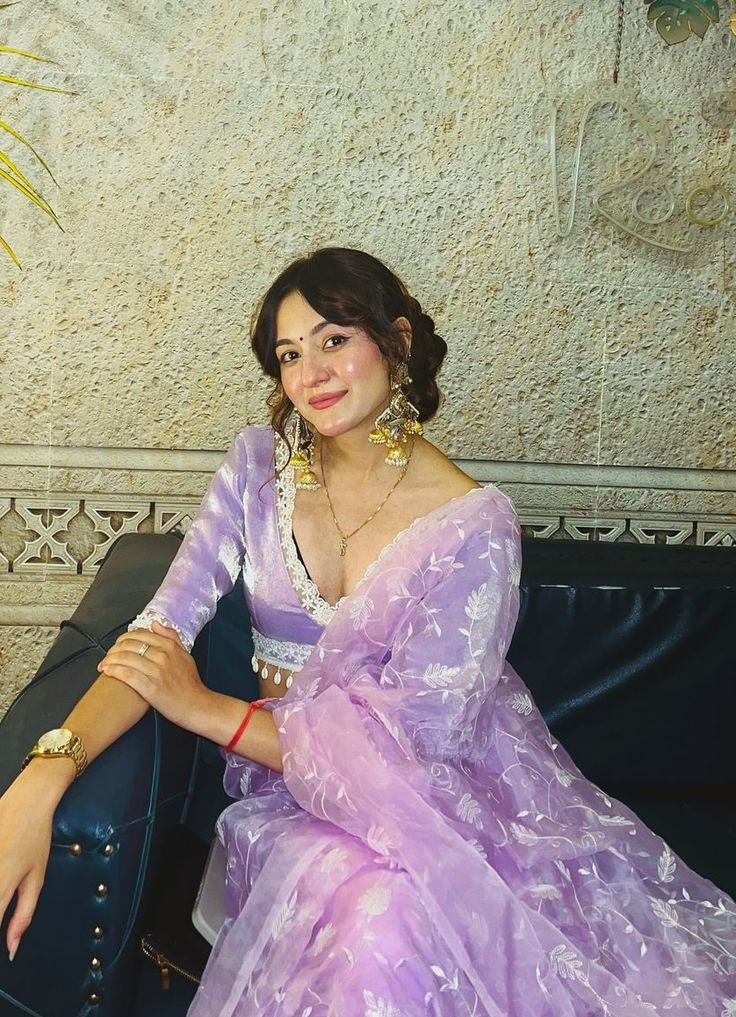 red-saree-dp-girl-attitude