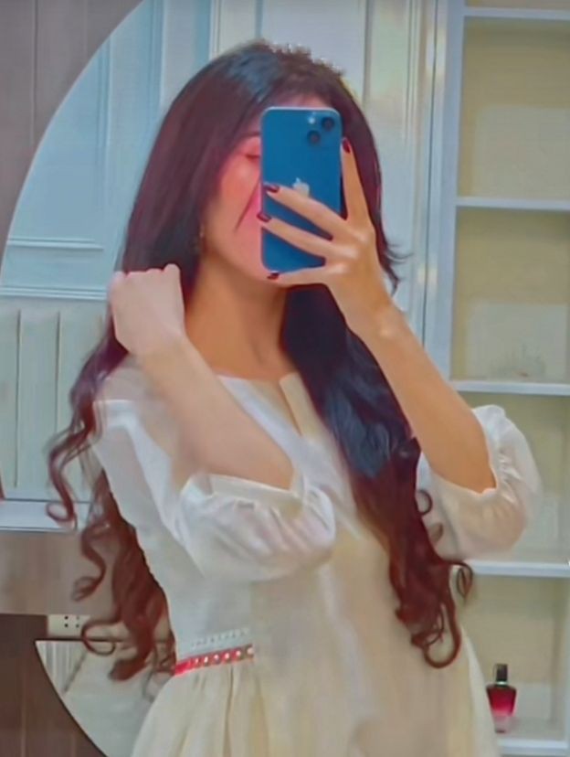 cute-girl-mirror-selfie-dp