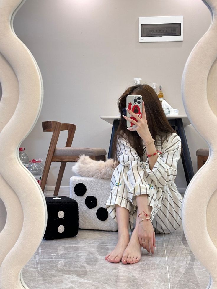 cute-mirror-selfie-dp-for-instagram