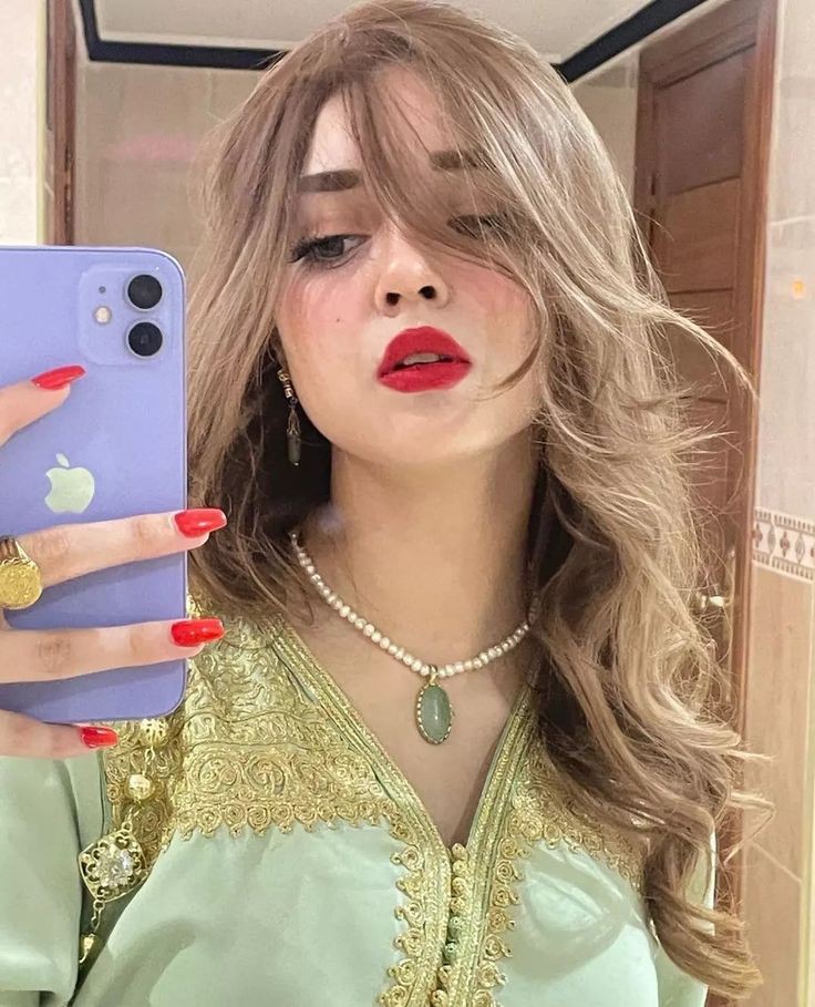 girl-photo-dp-instagram-black-and-white-attitude