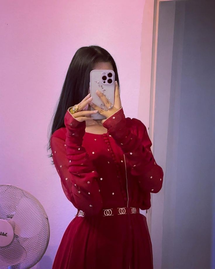 girls-mirror-selfie-dp-blur