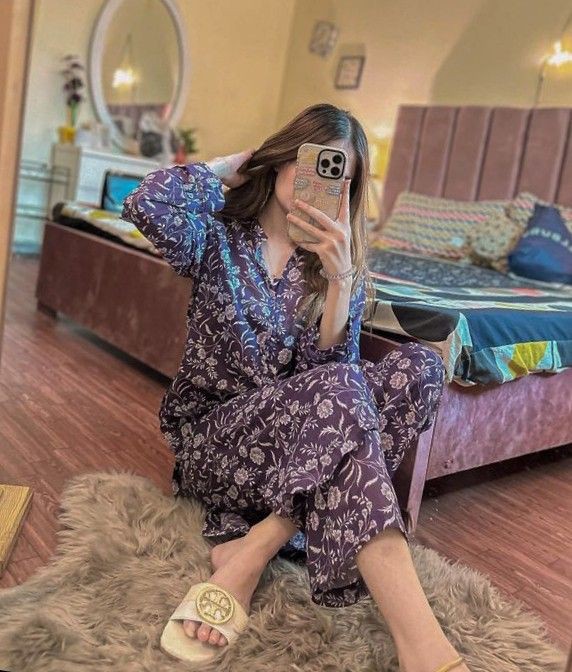 mirror-selfie-dp-girl-black