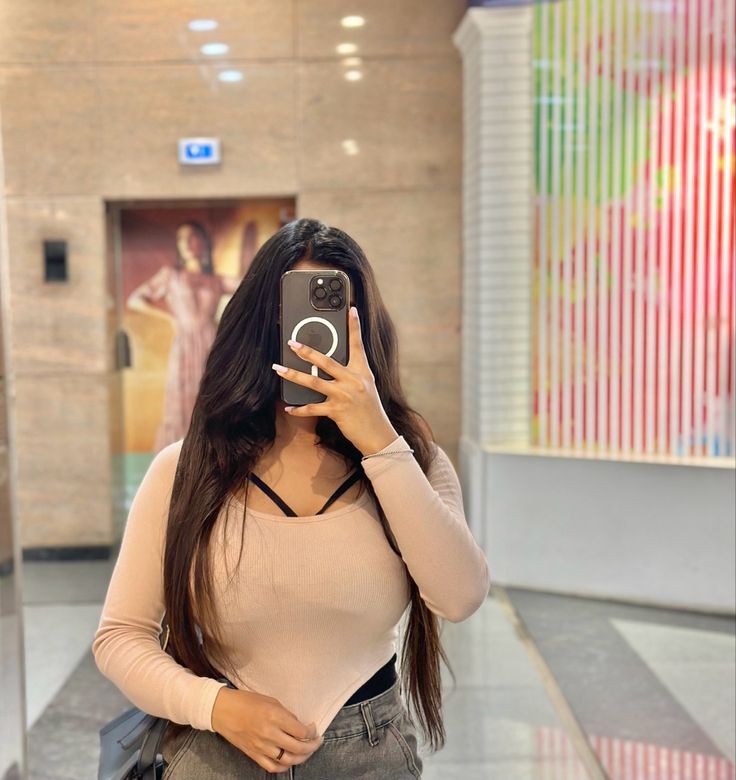mirror-selfie-girl-dp-attitude