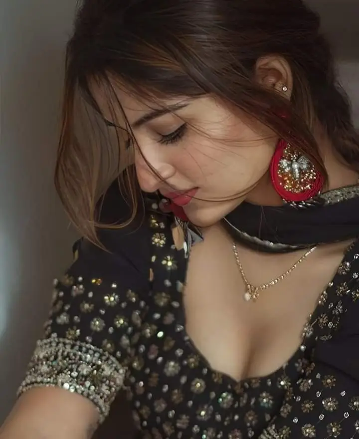 attitude-girl-dp-chasma