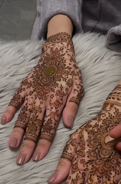 best-back-hand-mehndi-design