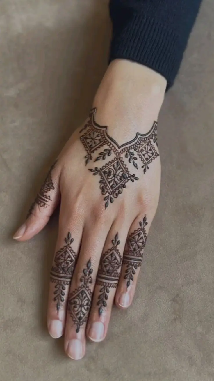 best-stylish-back-hand-mehndi-design