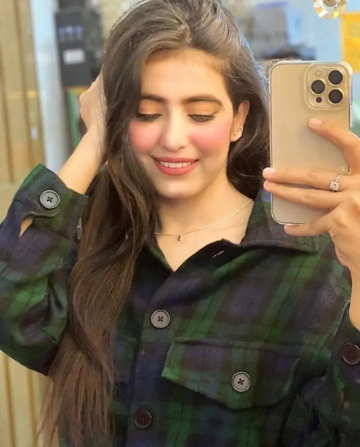 cute-attitude-girls-dp