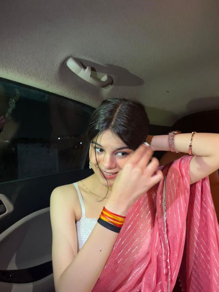 cute girl pic in saree for dp