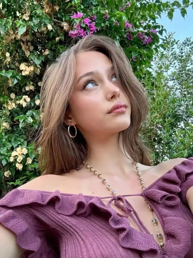 cute-girl-pic-simple-dp-attitude