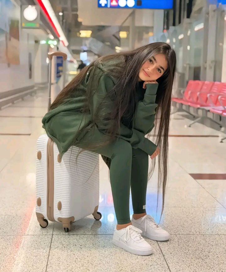 cute instagram face girl pic simple aesthetic