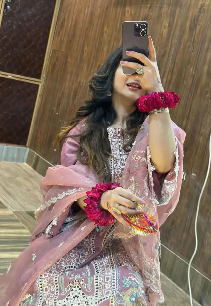 instagram-dp-for-girls-alone-attitude