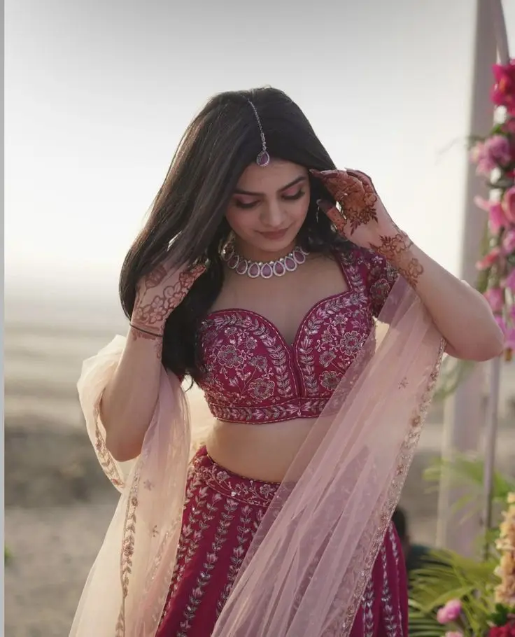 ladki-ki-photo-black-and-white