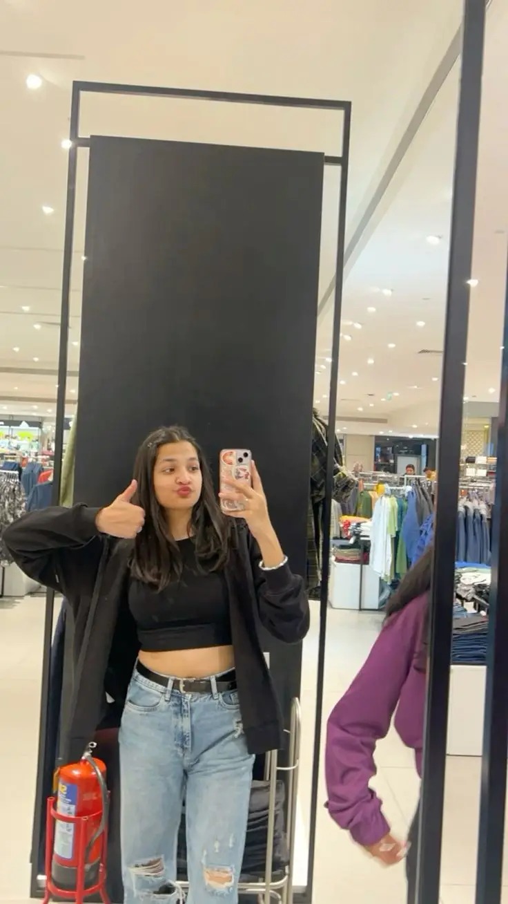 selfie-poses-for-girls-at-home