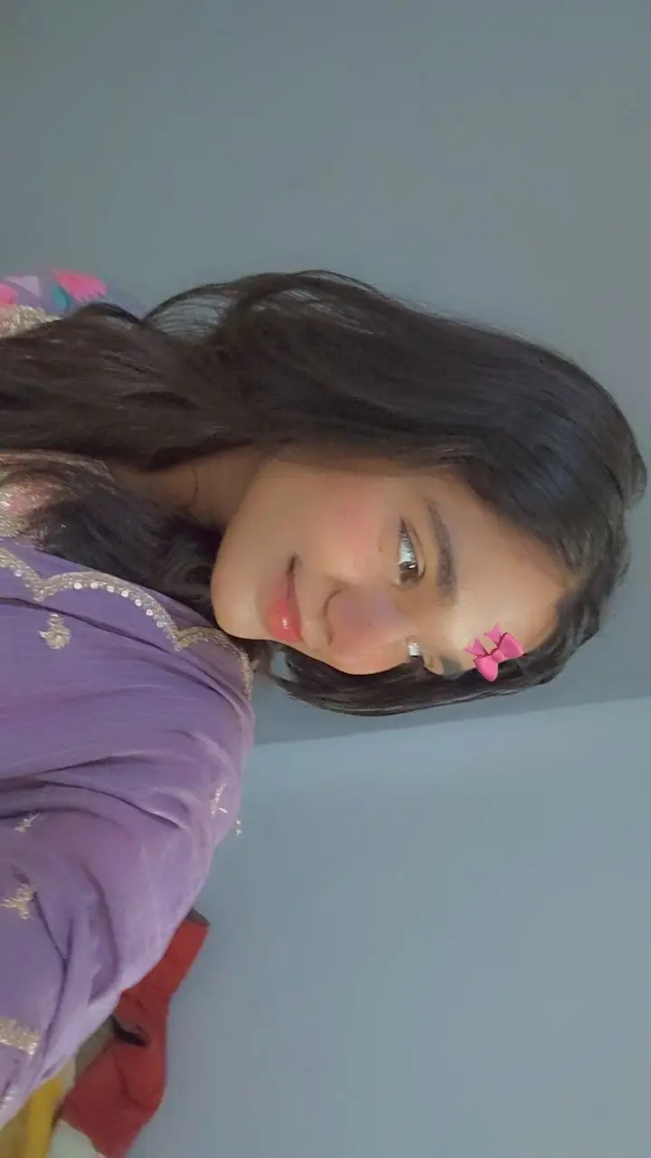 selfie-poses-for-girls-at-home