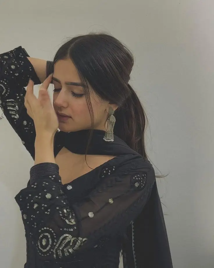 single-girl-attitude-dp-cartoon-for-instagram