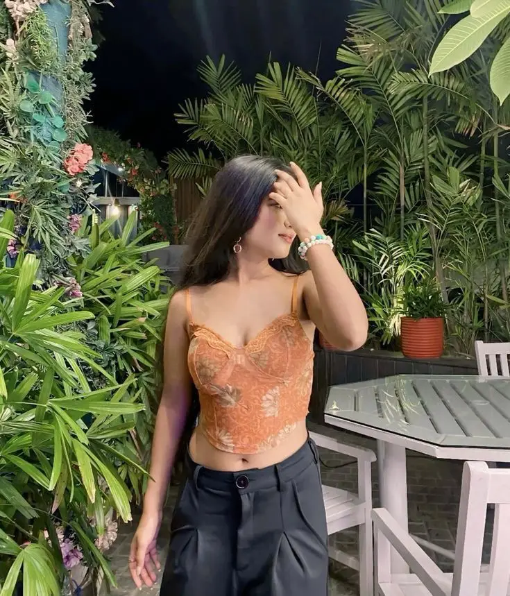 single-photo-poses-for-girls-selfie