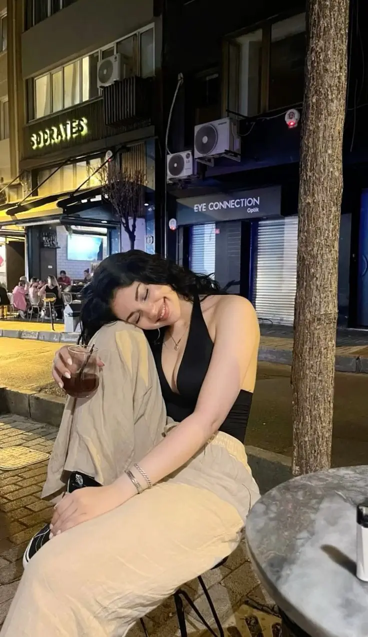 single-photo-poses-for-girls-selfie