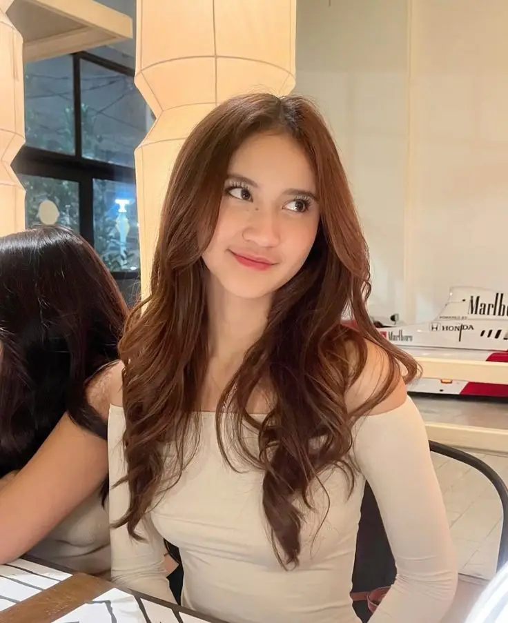 stylish-beautiful-cute-simple-girl-pic