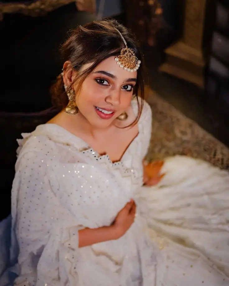 stylish-beautiful-cute-simple-girl-pic