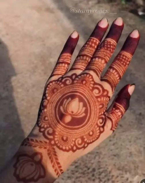 stylish-beautiful-mehndi-designs-for-girls-back-hand