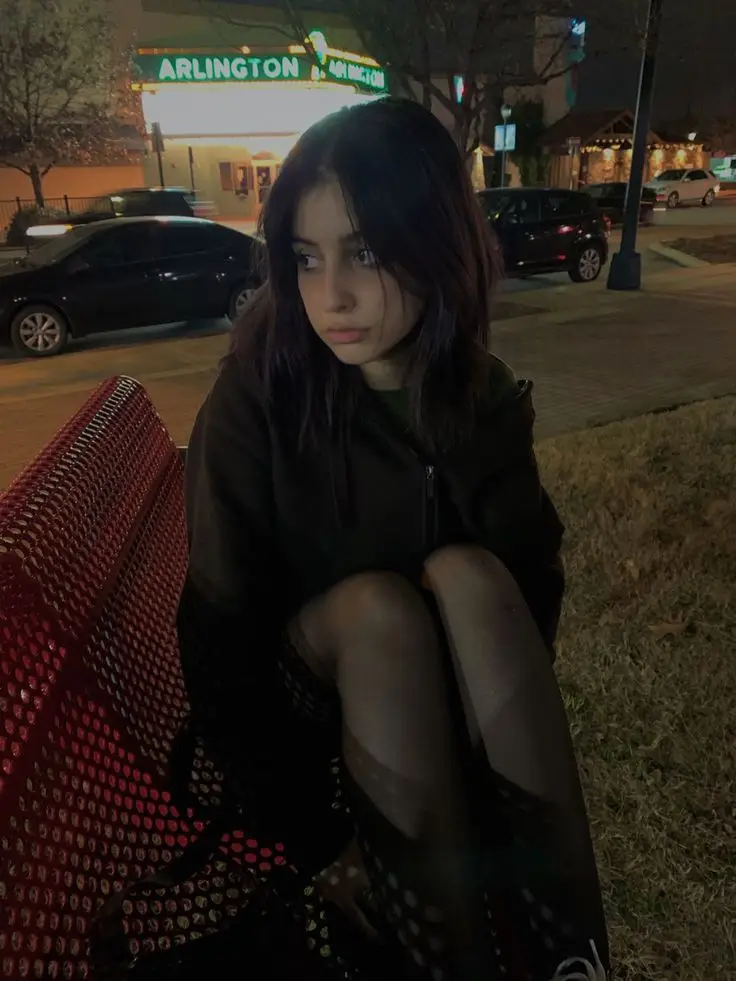 very-sad-girl-dp-for-whatsapp